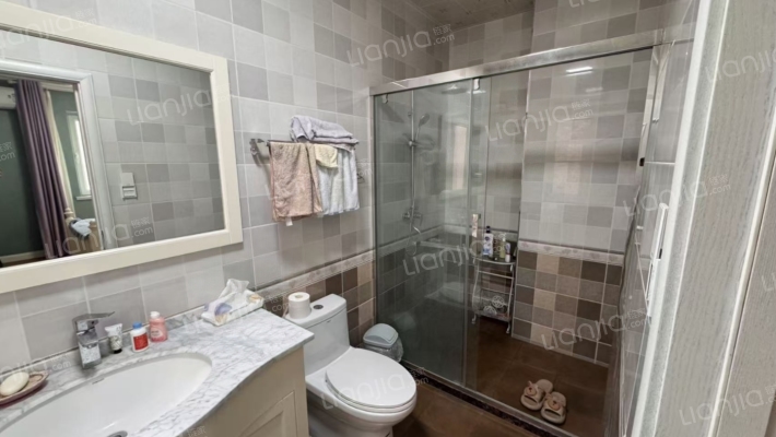 此房精装修房本无抵押 满五年唯一 地上三层 南向入户-卫生间B