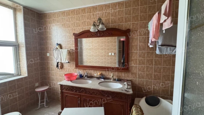 温莎独栋别墅 带大院子精装修 业主靠谱出售 看房方便-卫生间A