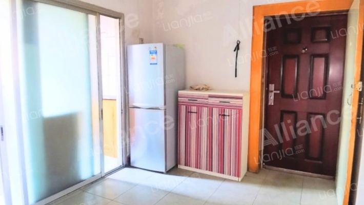 市医院北侧东大街上南北通透三居出售-客厅