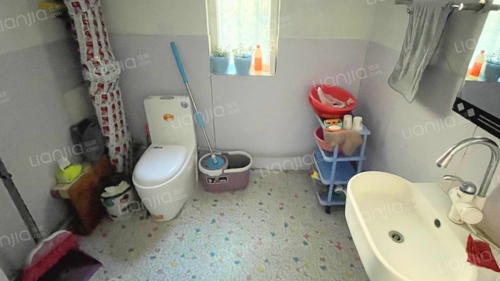 锦绣城毛坯两居室，产权清晰价钱可谈-卫生间