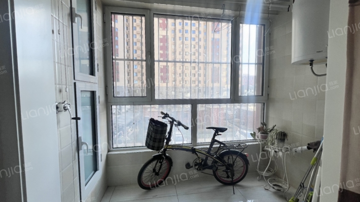 范阳路沿线 中装朝南两居室 出行方便 次新电梯房-阳台