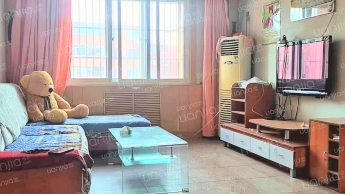 市区40多万三居，房本满五，中间楼层-客厅