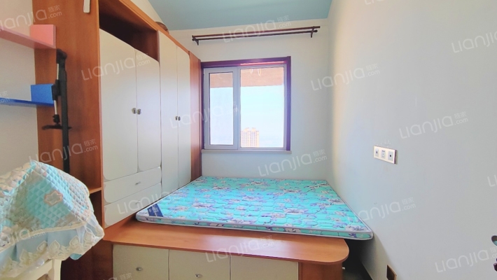 房本满二，南北通透精装大三居，顶层带阁楼-卧室C