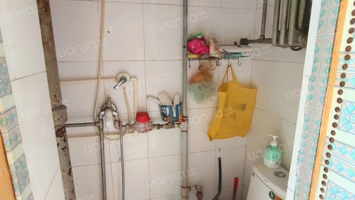 物探局园林社区 两居采光通风好 集中供暖 采光充足-卫生间