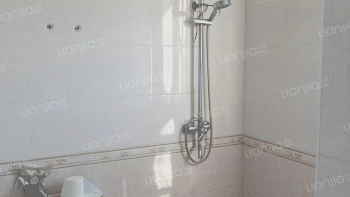 房子精装修拎包入住，房本满五税费低，小区环境好-卫生间A