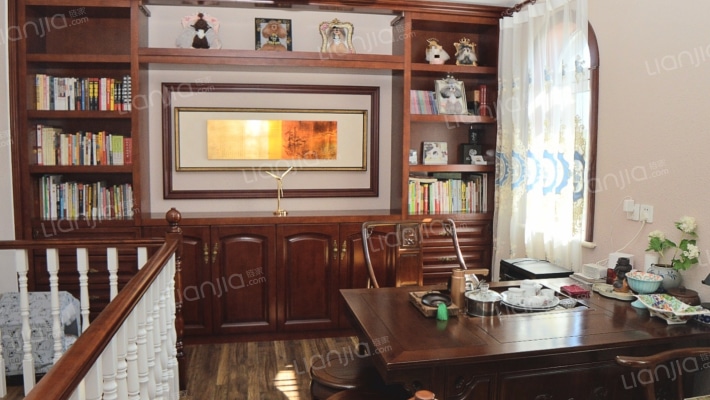 业主急售 爱丁堡 院子120平 南入户 上下三层 房本满2-客厅C