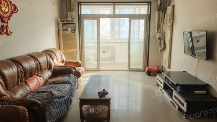 此房满五，带装修，税费比较低，交通便利，配套齐全-客厅