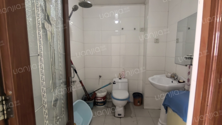 此房本满五年，税费低。精装修，南北通透的户型通风好-卫生间