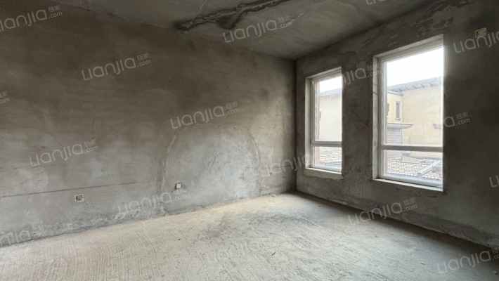 联排别墅，诚意出售，房本在手，随时过户.-卧室B