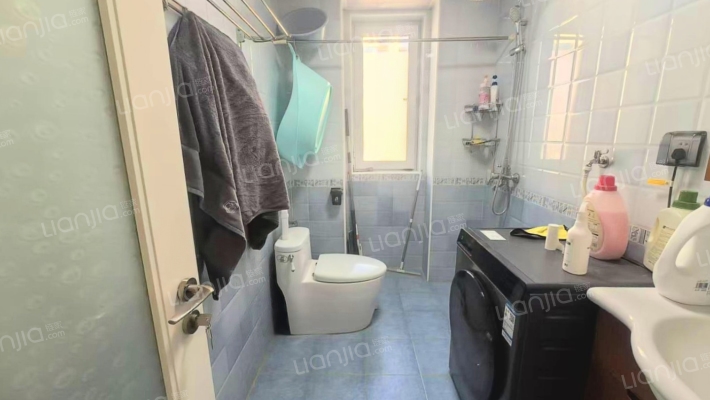 北京界三利中和城，门口838车站，距离六里桥45位置好-卫生间