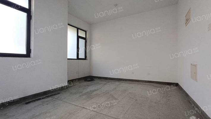 高铁商圈 鸿坤叠拼别墅 一层花园地下一层和下沉花园-卧室E