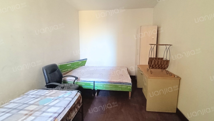 房子是中间楼层，全阳正规大两居，无遮挡-卧室B