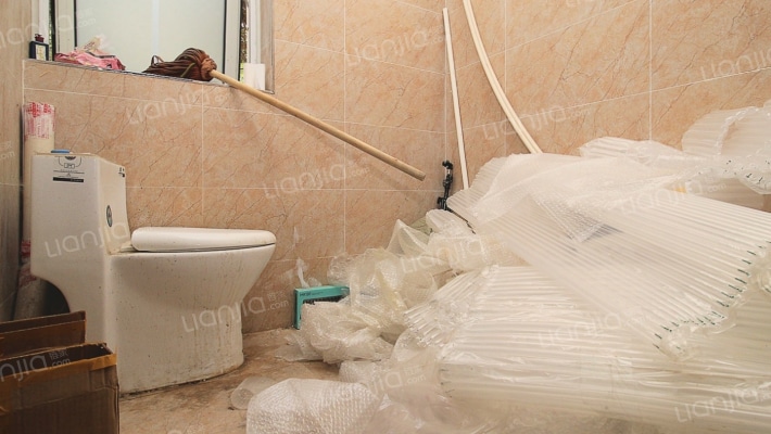 南北通透三居带下跃，社区中间楼栋，房本满2，诚意售-卫生间