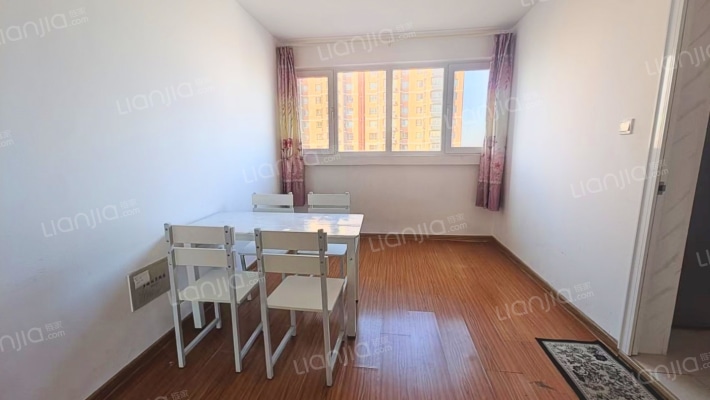 此房房本满五年税费低，采光没有遮挡，集中供暖-餐厅