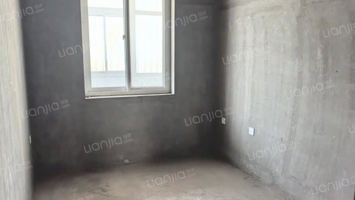 此房有本满五年，精装修，社区安静-卧室B