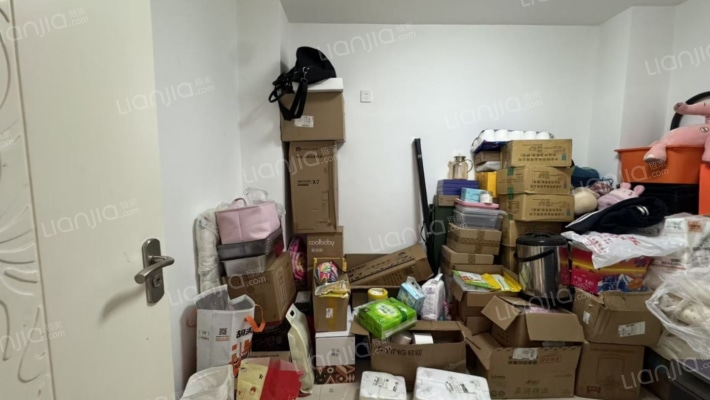 德信公园旁边 跃层户型方正 集中供暖 生活方便-储物间