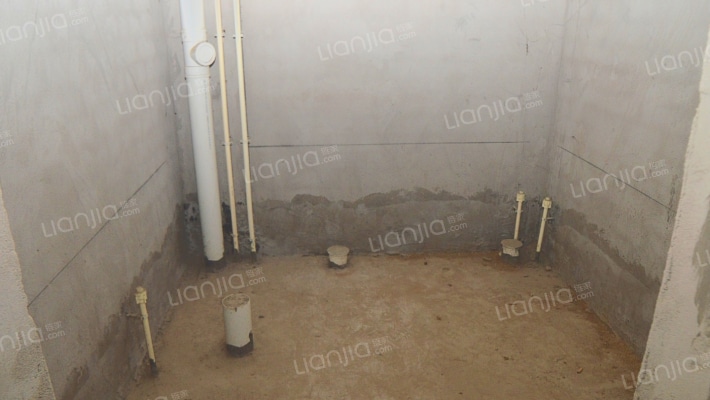 颐和公馆 双拼别墅 南入户 上下三层 带3个露台 本满二-卫生间A