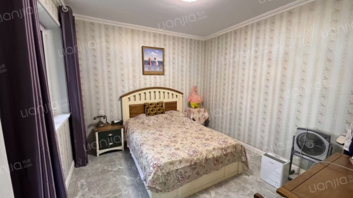 此房精装修房本无抵押 满五年唯一 地上三层 南向入户-卧室A