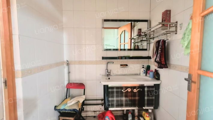 华阳中路大四居 南北通透 户型方正 好楼层-卫生间A