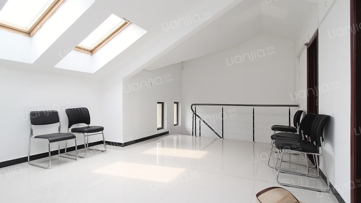 南北通透大户型洋房，采光好，视野好  带阁楼-客厅B