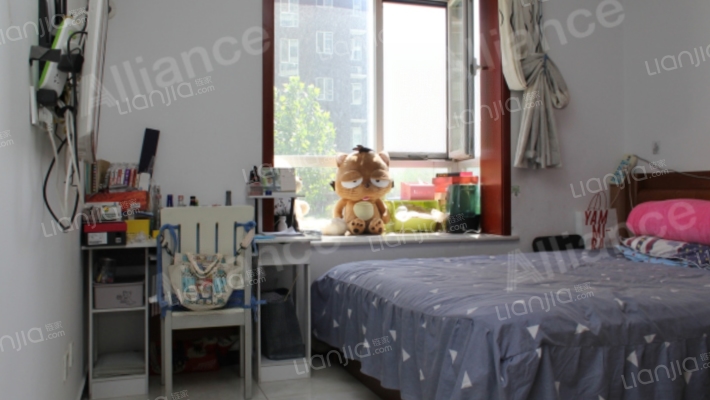 一梯两户，大三居，精装自住房。-卧室A