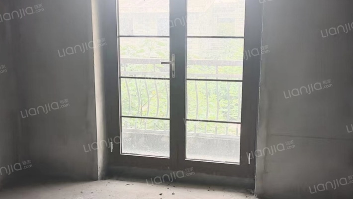 急售   名流丽苑别墅   满五可贷款，毛坯可以自由装修-客厅