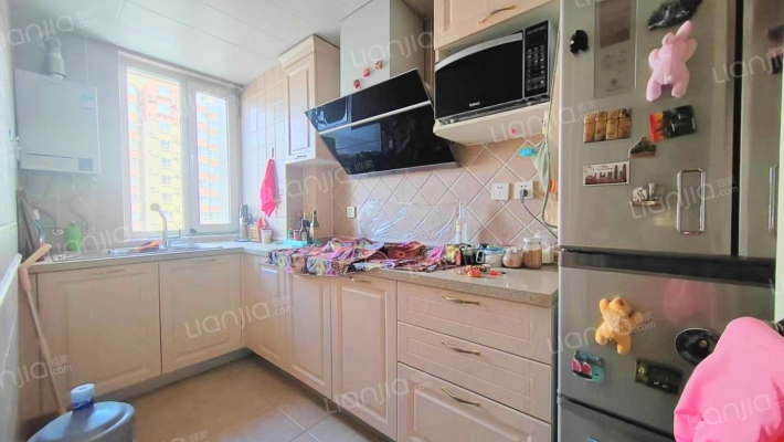 此房的房本满二，南北通透，客厅主卧朝南，精装修-厨房