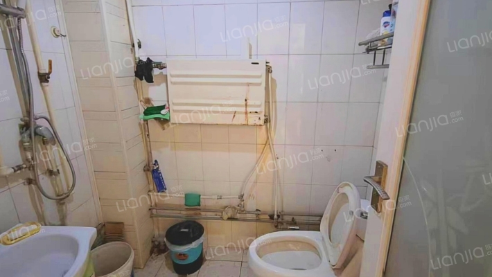 广场旁边公摊小板楼，南北通透大两居-卫生间