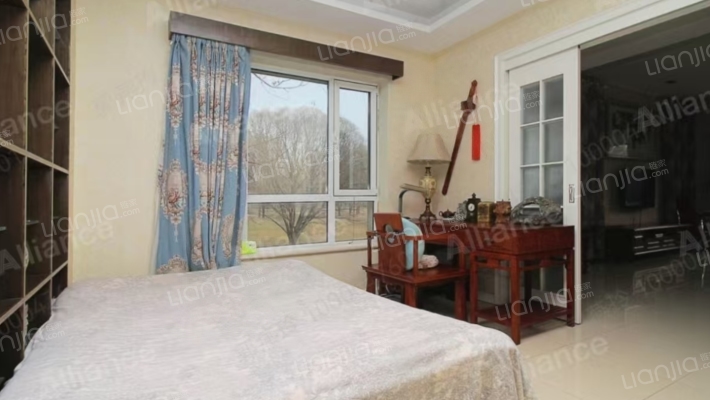 此房带装修，带660平米大院子，交通便利，小区环境好-卧室A