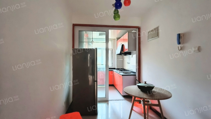 水岸花城，南北通透，户型方正，集中供暖。-餐厅