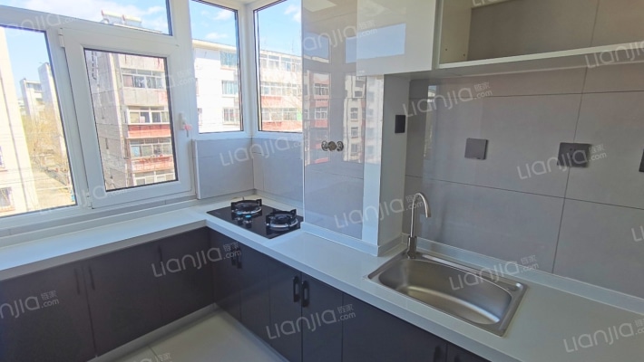 南北通透格局，楼层好，视野宽阔，采光充足-厨房