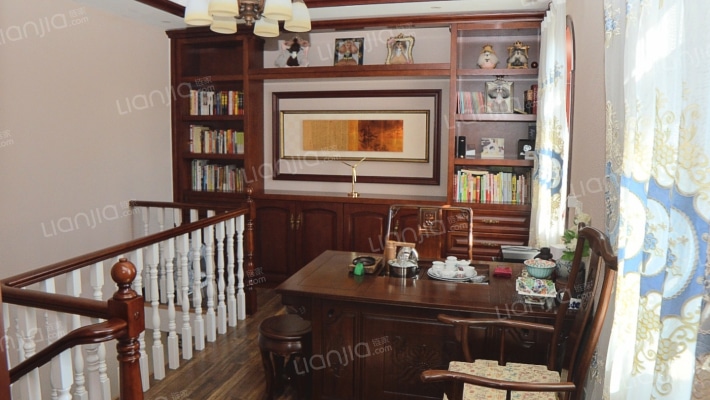 业主急售 爱丁堡 院子120平 南入户 上下三层 房本满2-客厅C