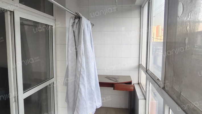 板楼二层，正规三居 南北通透 采光好配套设施齐-阳台B