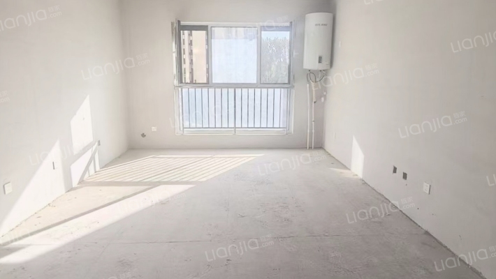 急售三利东区大三居，毛坯，价格美丽-客厅