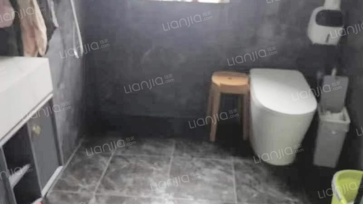 德信御府品质社区，精装修，有房本，不临铁路-卫生间B