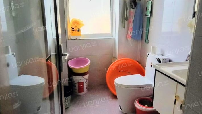 此房，同小区同样大小的房子，这个是很  低的了-卫生间