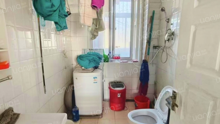 华阳水电单位房户型方正  南北通透  客厅两个卧室朝南-卫生间