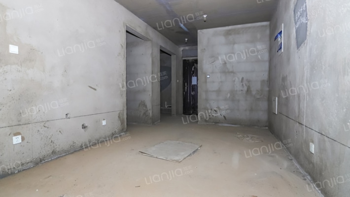 天鹅堡电梯三室 纯毛坯 好装修 此房位置好采光无遮挡-客厅