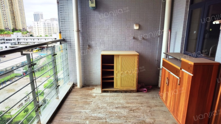 次新小区  全新三房未住过人  户型方正 采光好-阳台