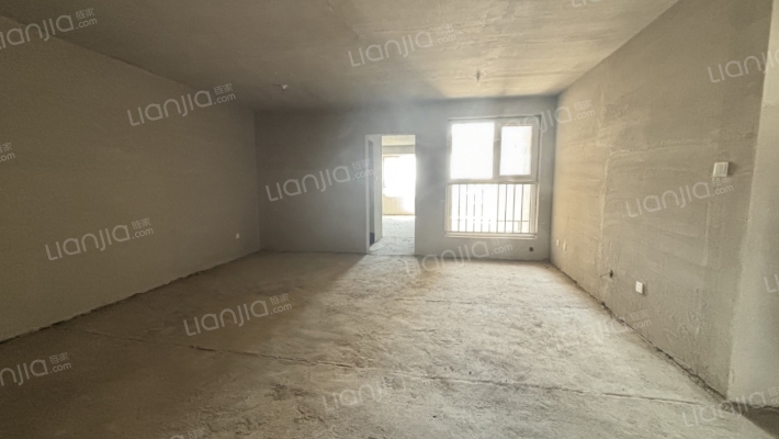 中低楼层 毛坯大三居 地理位置优越交通便利-客厅