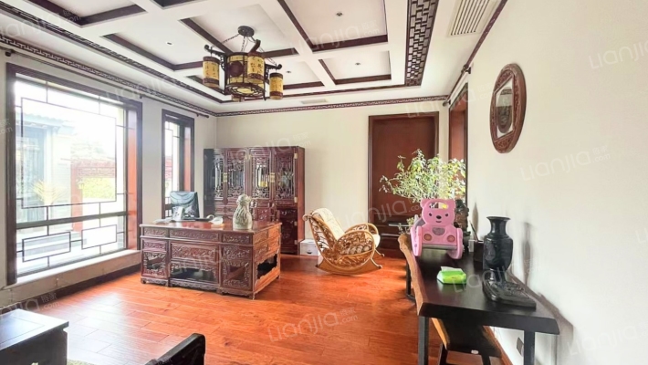 此房精装修，北京院子只有一栋精装.自住的独栋别墅。-书房