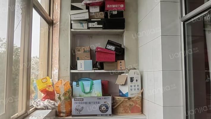 房子是简装房，房本满五不唯一自住-阳台A