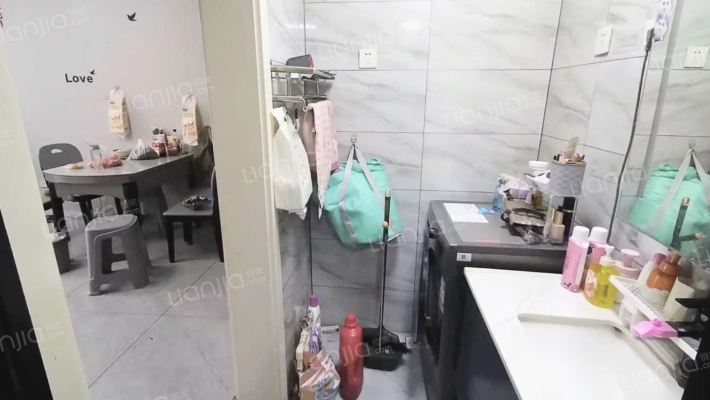 急售三利精装自住两居，满二，价格可议-洗手间