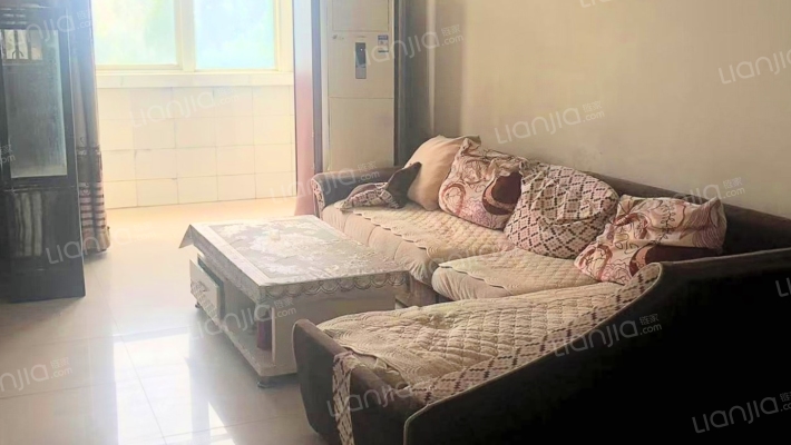 此房满五唯一，带地下室，距离双语1公里-客厅