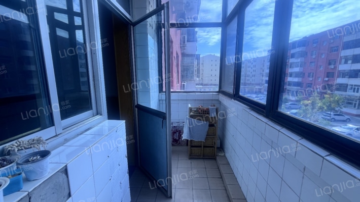 采光好，配套齐全，购物方便，交通便利。-阳台