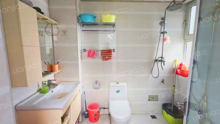 70年大产权，南北两居，满两年税少，带装修-卫生间