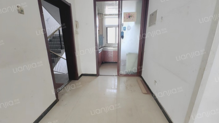 板楼户型好，集中供暖，南北通透两居-餐厅