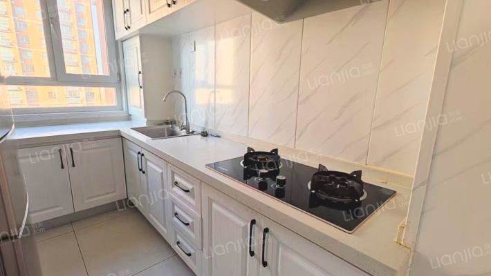 此房房本满五年税费低，采光没有遮挡，集中供暖-厨房