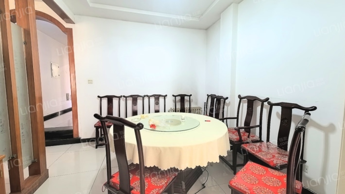 此房本满五 税费低 ，格局 通风性好 ，采光很好。-餐厅