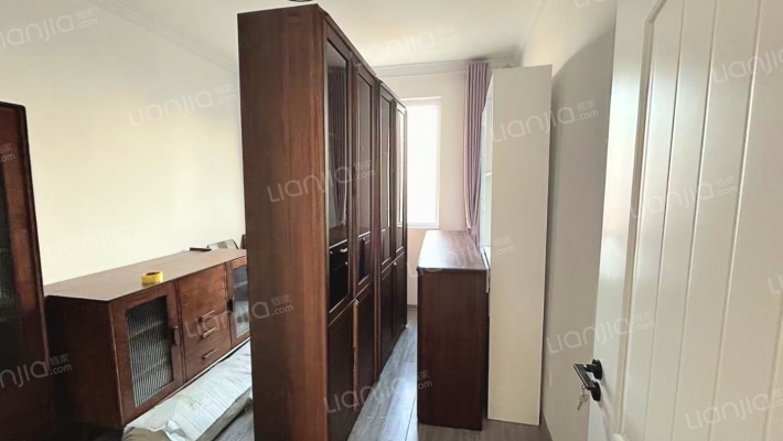 华阳路集中供暖电梯房 中高楼层，三居室-卧室C